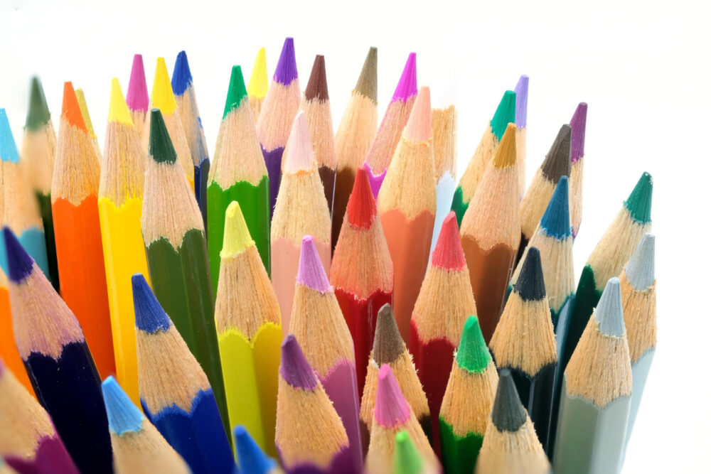 Cum au aparut creioanele colorate? Istoria, pe larg, a primelor marci si inventatori -