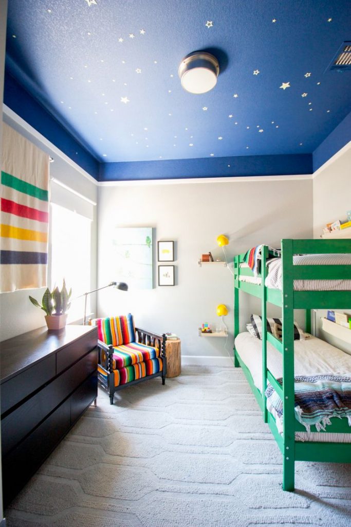 tavan dormitor copii pictat cu cer si stele